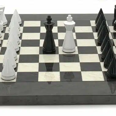 Alternative view of Modernes Pyramiden-Set in Grau Schachbrett aus Heide- und Ahornholz & Schachspiel aus schwarz und weiß lackiertem Holz