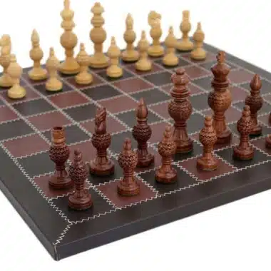 Ashton-Set mit geschnitzten Holzfiguren und genähtem Lederschachbrett