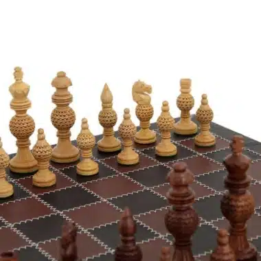 Helle Figuren des Ashton-Sets in Nahaufnahme auf dem Lederschachbrett