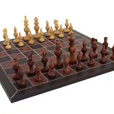 Ashton-Set von vorne mit allen aufgestellten Holzfiguren