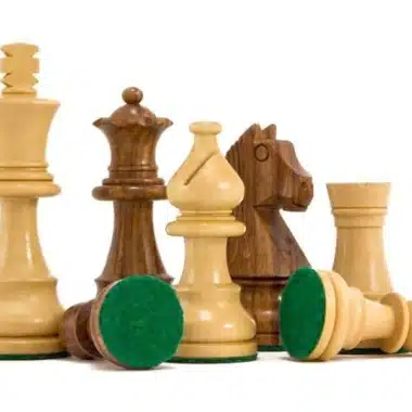 Figuren des Little Classic Schachspiels mit grünem Filzboden im Detail