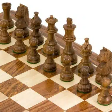 Schachbrett Little Classic diagonal betrachtet mit aufgestellten Figuren