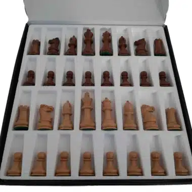 Geöffnete Aufbewahrungsbox des Schachspiels Staunton Printemps mit allen Figuren