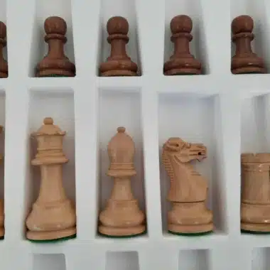 Helle Figuren des Schachspiels Staunton Printemps in der Box, Nahaufnahme