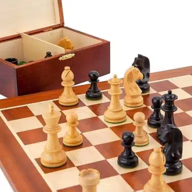 Alternative view of Championship II Schachbrett aus Mahagoni- und Ahornholz, Schachspiel aus Buchsbaumholz und ebonisiertem Buchsbaumholz & Aufbewahrungskiste aus Birkenholz
