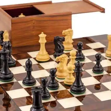 Geöffnete Aufbewahrungsbox aus Rosenholz neben den Schachfiguren auf dem Brett