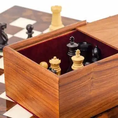 Rosenholz-Aufbewahrungsbox mit rotem Filz ausgekleidet, mit schwarzen und weißen Figuren