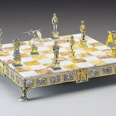 Ensemble "Prince Siegfried Héros des Nibelungen" Echiquier et Jeu d'Echec en Bronze, Onyx et Or 24 Carats