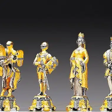 Mittelalterliche Schachfiguren aus vergoldeter Bronze mit Rittern, Königin und König