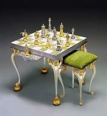Quadratischer Schachtisch aus Bronze, Onyx und Gold mit Figuren und grünem Hocker