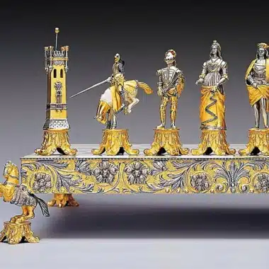 Detailansicht der vergoldeten Bronzefiguren mit Ritter, Soldaten und Dame auf dem Schachbrett