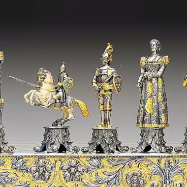 Figurenreihe aus Bronze und Gold mit Reiter, gepanzerten Soldaten und Dame