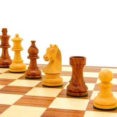 Ensemble "Knight Academy" Echiquier en Bois de Noyer et d'Erable & Jeu d'Echecs en Bois de Rose
