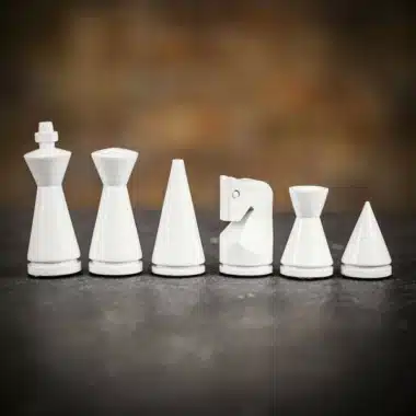 Modernes Pyramiden-Set in Grau Schachbrett aus Heide- und Ahornholz & Schachspiel aus schwarz und weiß lackiertem Holz – Bild 6