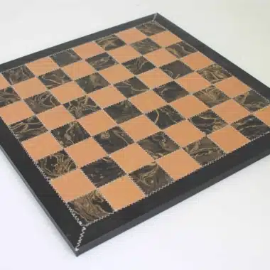 Lederschachbrett mit braunen Feldern und schwarz-goldenem Marmormuster