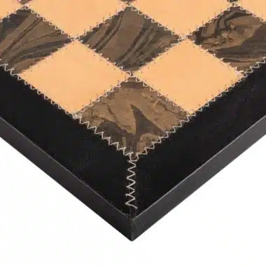 Schachbrett aus echtem Leder, Detail der genähten Ecke, beige und goldschwarz