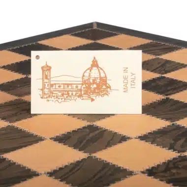 Schachbrett aus echtem Leder, Made in Italy-Etikett an der spitzen Ecke des Bretts