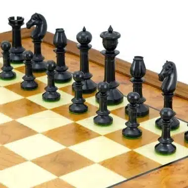 Schwarze Ebenholzfiguren auf dem Schachbrett aus Ulmenholz aufgestellt
