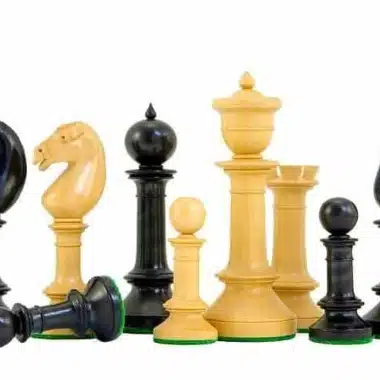 Schachfiguren aus Ebenholz und Buchsbaum, Springer und Dame im Vordergrund