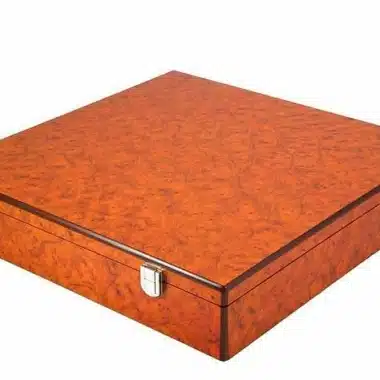 Aufbewahrungsbox aus Holz geschlossen, Gesamtansicht mit Verschluss
