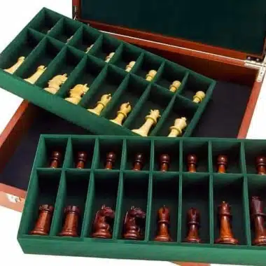 Schachfiguren aus Holz in den Fächern der Box angeordnet