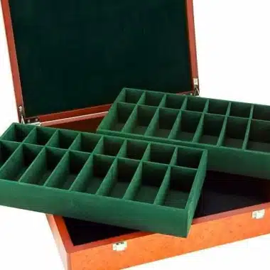 Box mit zwei herausnehmbaren grünen Filzfächern