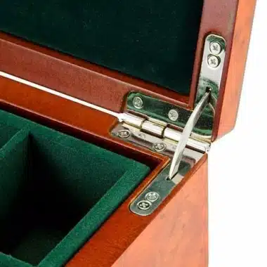 Detail des verstärkten Metallscharniers der Box