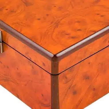 Aufbewahrungsbox aus Holz, Detail der Ecke und des Messingscharniers
