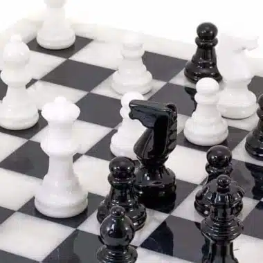 Ensemble "Blanc et Noir" Echiquier et Jeu d'Echecs en Albâtre de Volterra