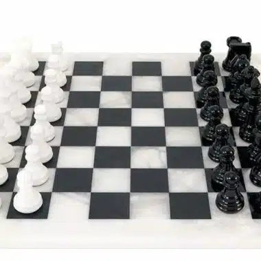 Ensemble "Blanc et Noir" Echiquier et Jeu d'Echecs en Albâtre de Volterra