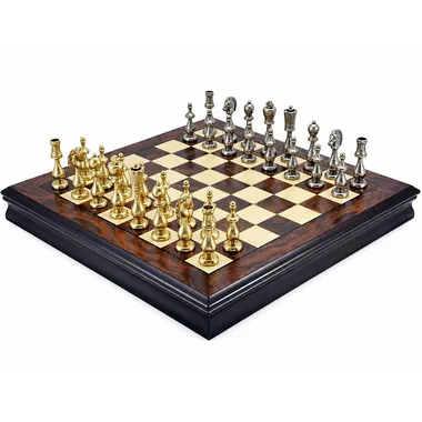 Komplettes Schachspiel mit Schachbrett aus Walnussholz und goldenen und silbernen Figuren