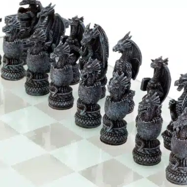 Dragons II Set Glasschachbrett und bemaltes Harzschachspiel – Bild 3