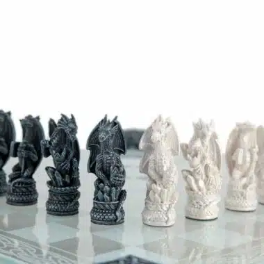 Dragons II Set Glasschachbrett und bemaltes Harzschachspiel – Bild 6