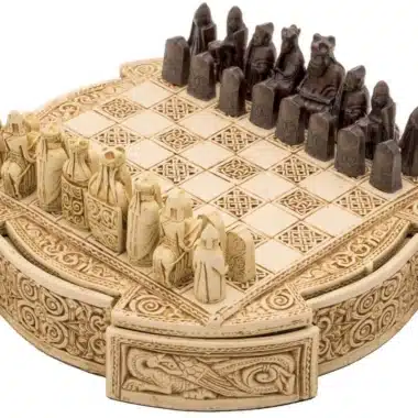 Reise-Schachspiel Isle of Lewis aus Harz, runde geöffnete Box mit aufgestellten Figuren