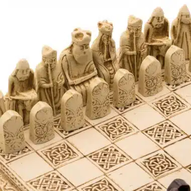 Helle Isle of Lewis Figuren, Detailansicht der geschnitzten Gestalten auf dem Brett