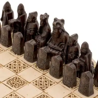Dunkle Isle of Lewis Figuren, Detailansicht auf dem gravierten Schachbrett