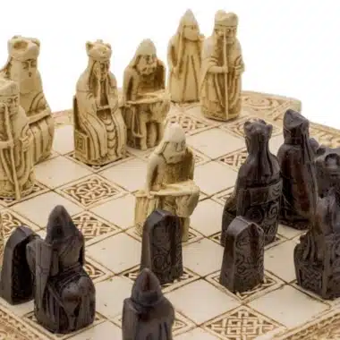 Isle of Lewis Schachfiguren aus Harz, Nahaufnahme des bespielten Schachbretts