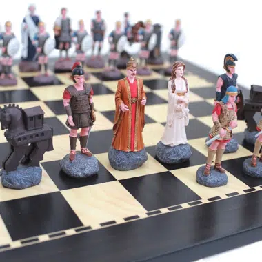 Alternative view of Set Trojanische Schlacht Schachbrett aus Holz und Schachspiel aus Zinn