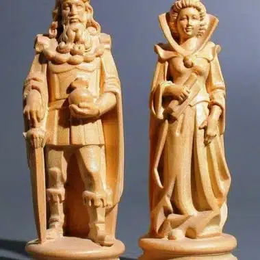 Jeu d'Echecs "Bergame Bouclier Côté Bruni et Poli à la Cire" en Bois des Alpes Massif Sculpté Traditionnellement