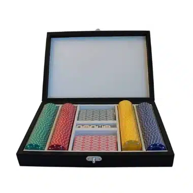 Pokerkoffer geöffnet mit 200 farbigen Chips und zwei Kartenspielen