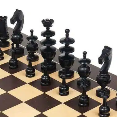 Schwarze Figuren aus ebonisiertem Buchsbaum des Palais Français auf dem Schachbrett
