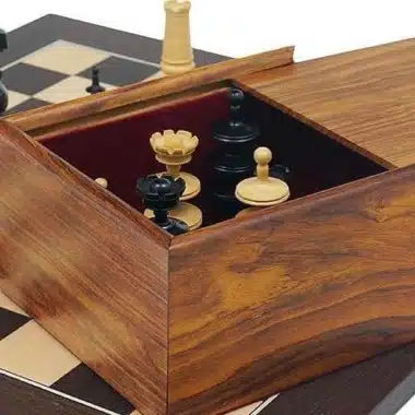 Detailansicht der mit rotem Filz ausgekleideten Holzbox mit den Schachfiguren