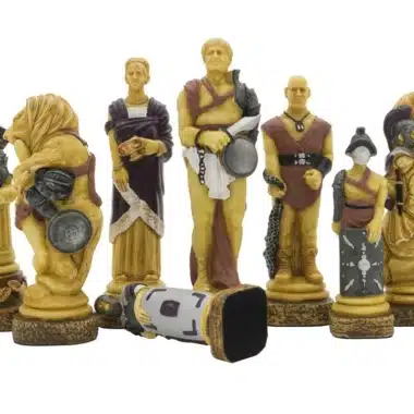 Spartacus I Schachfiguren stehend präsentiert, ein liegender Bauer im Vordergrund