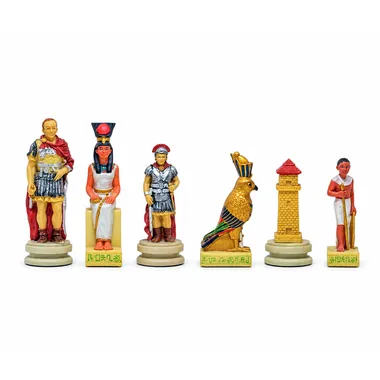 Bemalte Schachfiguren mit Darstellung von Römern und Ägyptern nebeneinander