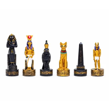 Ägyptische Schachfiguren in Gold und Schwarz nebeneinander auf weißem Hintergrund