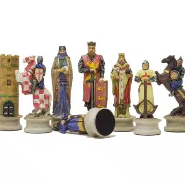 Schachfiguren Kreuzzug bemalt, detaillierte mittelalterliche Figuren