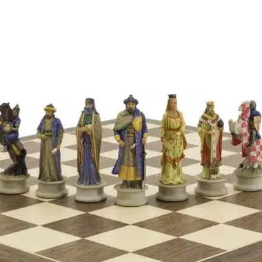 Figuren Kreuzzug aufgestellt auf einem Schachbrett aus hellem und dunklem Holz