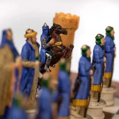 Nahaufnahme des Springers zu Pferd des Schachspiels Kreuzzug, umgeben von Figuren