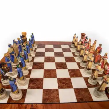 Handbemalte Schachfiguren Kreuzzug II, Armeen gegenüberstehend auf dem Schachbrett