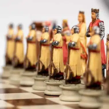 Weiße Figuren in Reihe auf dem Schachbrett, Könige und Ritter vorne